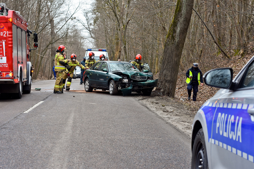 Chcąc uniknąć czołówki, uderzył w drzewo zdjęcie nr 237280