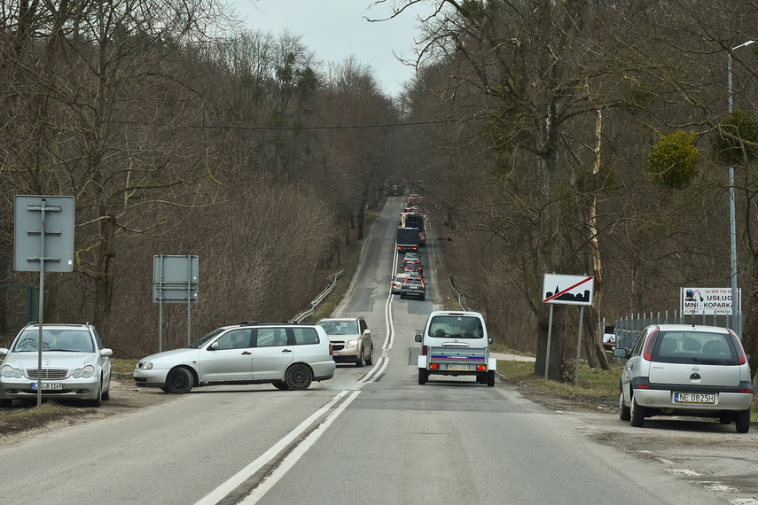 Chcąc uniknąć czołówki, uderzył w drzewo zdjęcie nr 237278