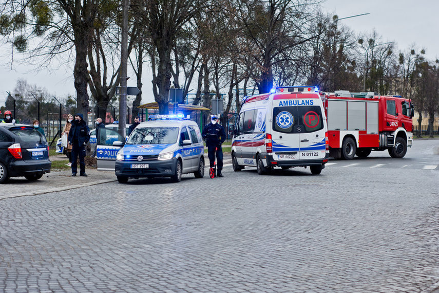 Kierowca vw golfa pijany i z zakazem prowadzenia spowodował wypadek zdjęcie nr 237874