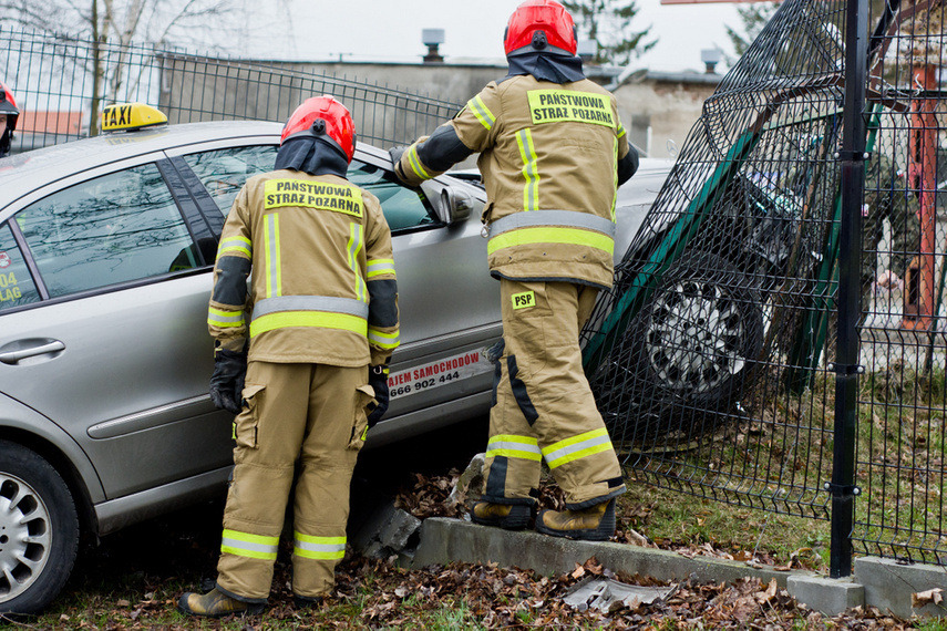 Kierowca vw golfa pijany i z zakazem prowadzenia spowodował wypadek zdjęcie nr 237879