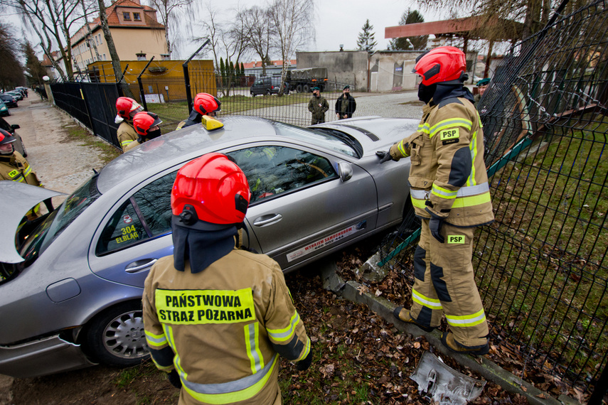 Kierowca vw golfa pijany i z zakazem prowadzenia spowodował wypadek zdjęcie nr 237880