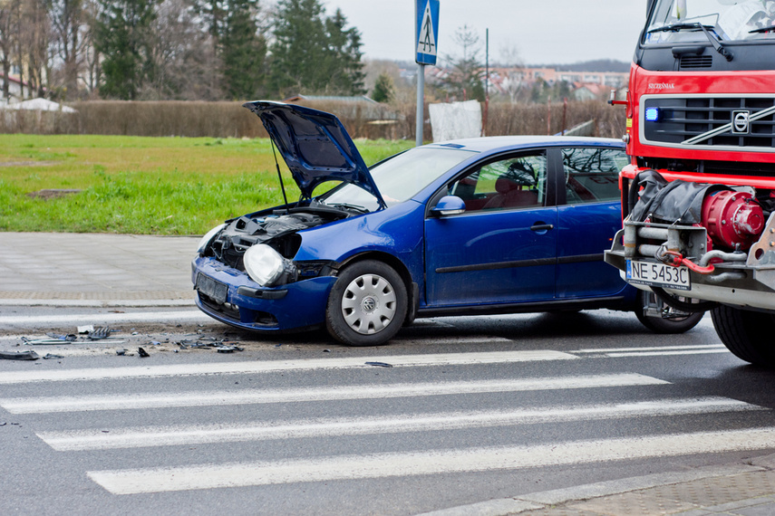 Kierowca vw golfa pijany i z zakazem prowadzenia spowodował wypadek zdjęcie nr 237876