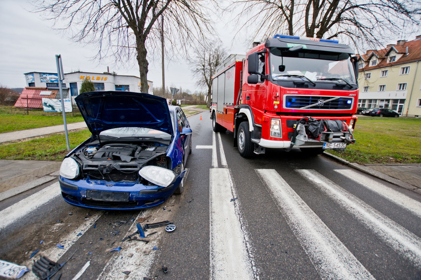 Kierowca vw golfa pijany i z zakazem prowadzenia spowodował wypadek zdjęcie nr 237885