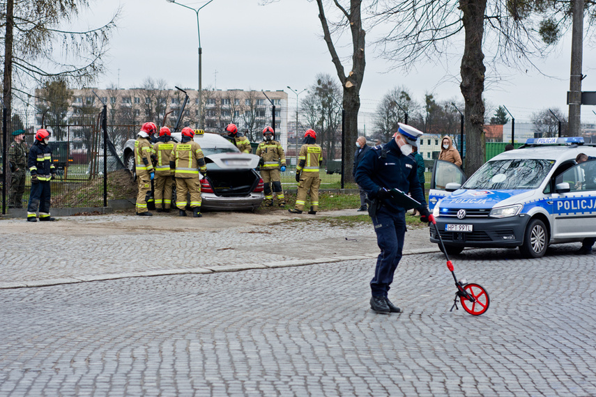 Kierowca vw golfa pijany i z zakazem prowadzenia spowodował wypadek zdjęcie nr 237875