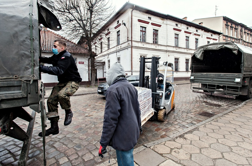 Z pomocą dla seniorów i osób bezdomnych zdjęcie nr 238045