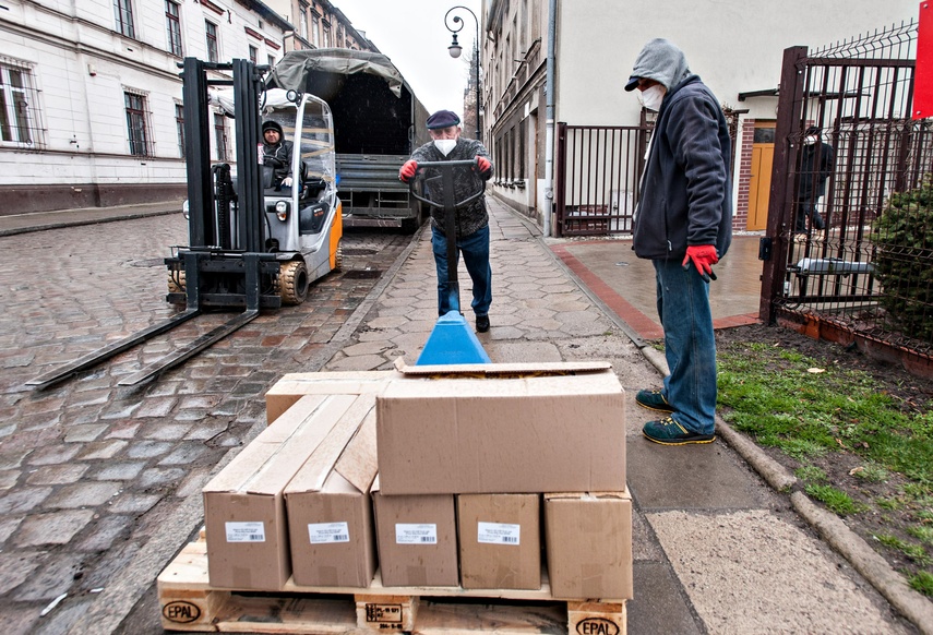 Z pomocą dla seniorów i osób bezdomnych zdjęcie nr 238051