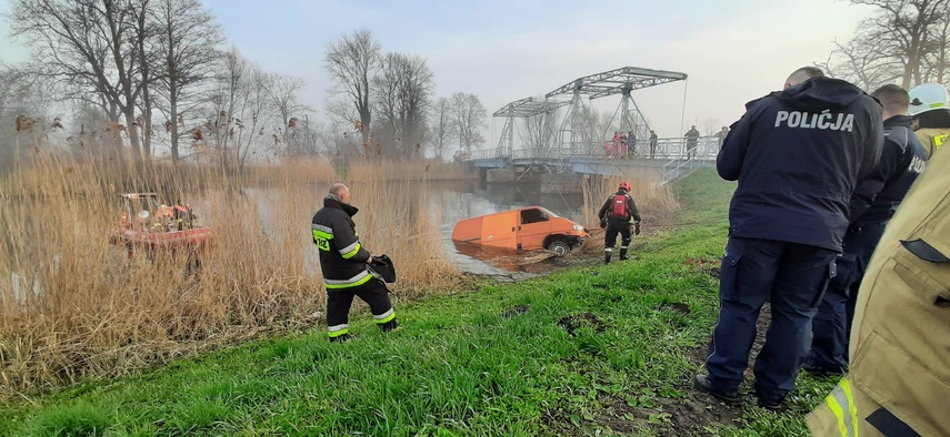 Wjechał autem do wody w... Jeziorze zdjęcie nr 238176