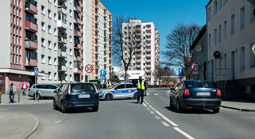  Cofając potrącił kobietę zdjęcie nr 238198