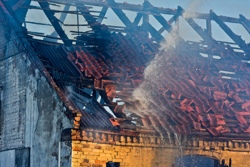 Pożar budynku gospodarczego, z ogniem walczyło blisko 30 strażaków zdjęcie nr 239419