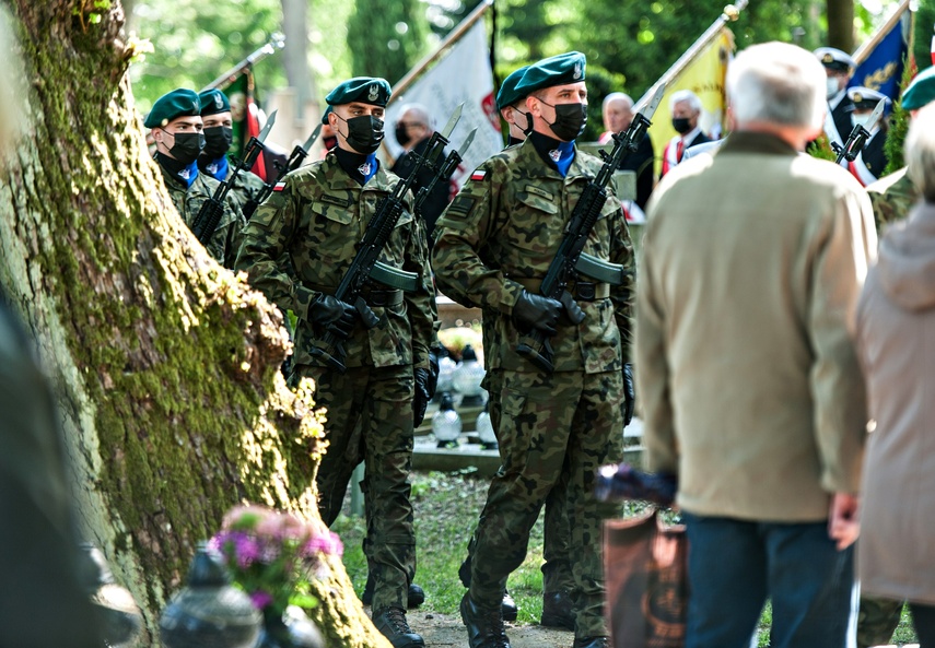 Ostatnie pożegnanie Jerzego Wilka. Obecni premier i prezes PiS zdjęcie nr 239946