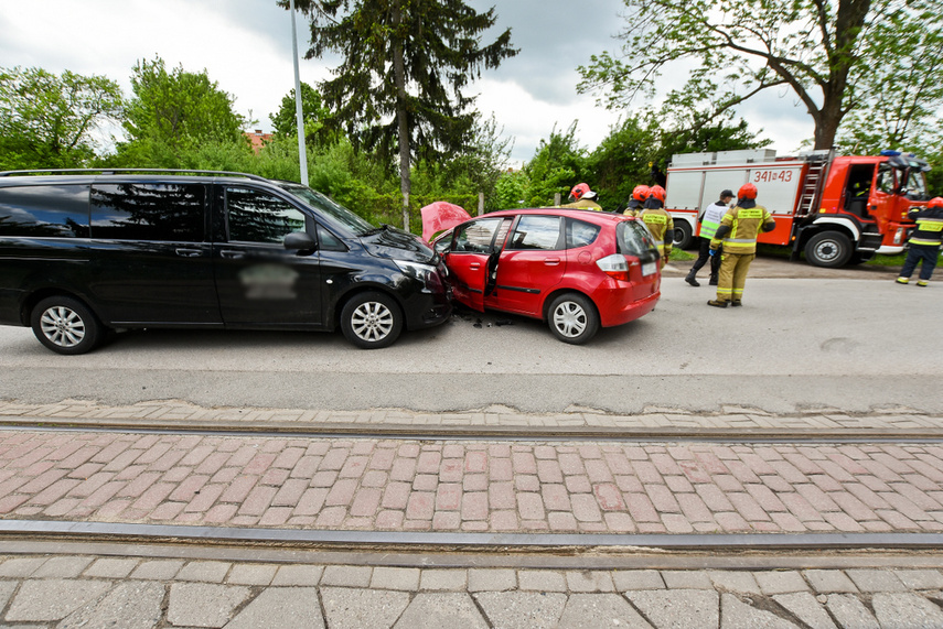 Wypadek na ul. Marymonckiej, dwie osoby w szpitalu zdjęcie nr 240325