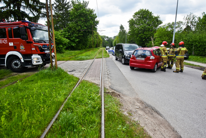 Wypadek na ul. Marymonckiej, dwie osoby w szpitalu zdjęcie nr 240327