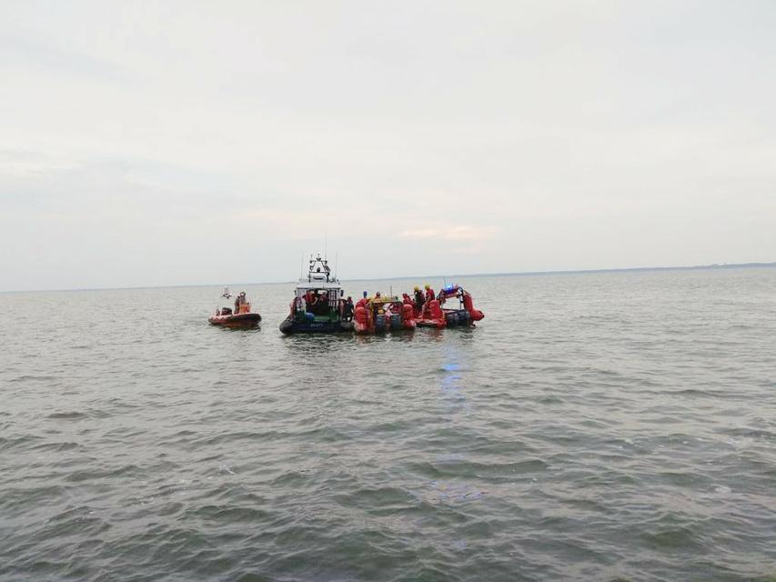 Elbląg Wypadłza burtę na zalewie. Uratowali 