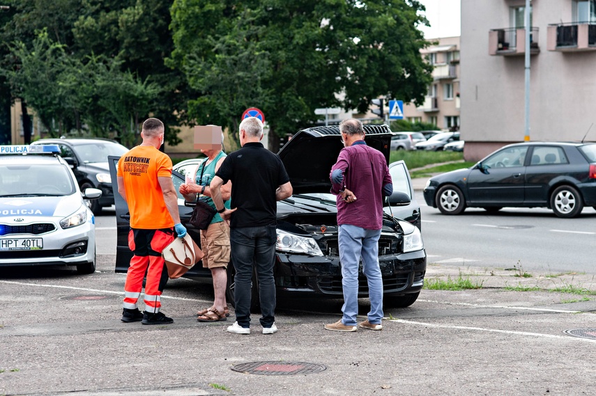 Kolizja przy komendzie policji zdjęcie nr 244225