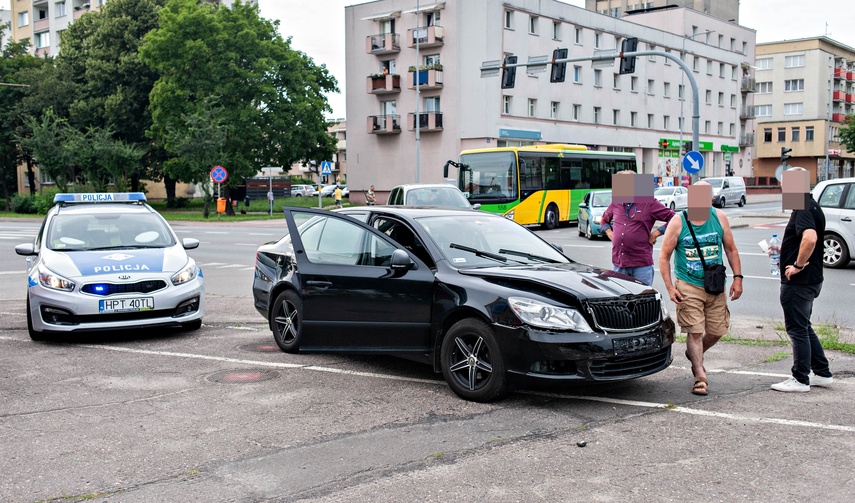 Kolizja przy komendzie policji zdjęcie nr 244224