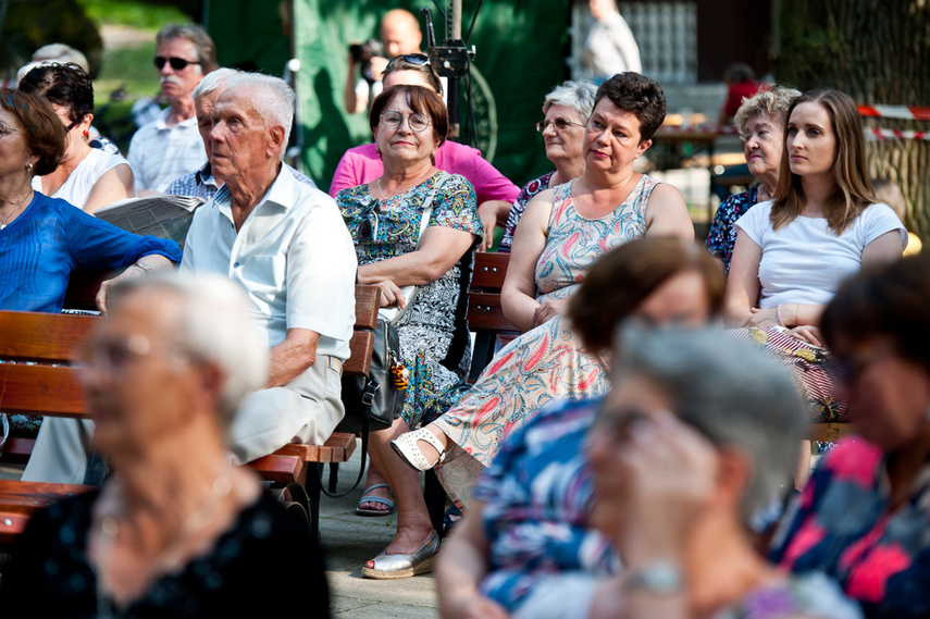 Profesor i studentka. Dwa światy na scenie przy stoliku zdjęcie nr 244939