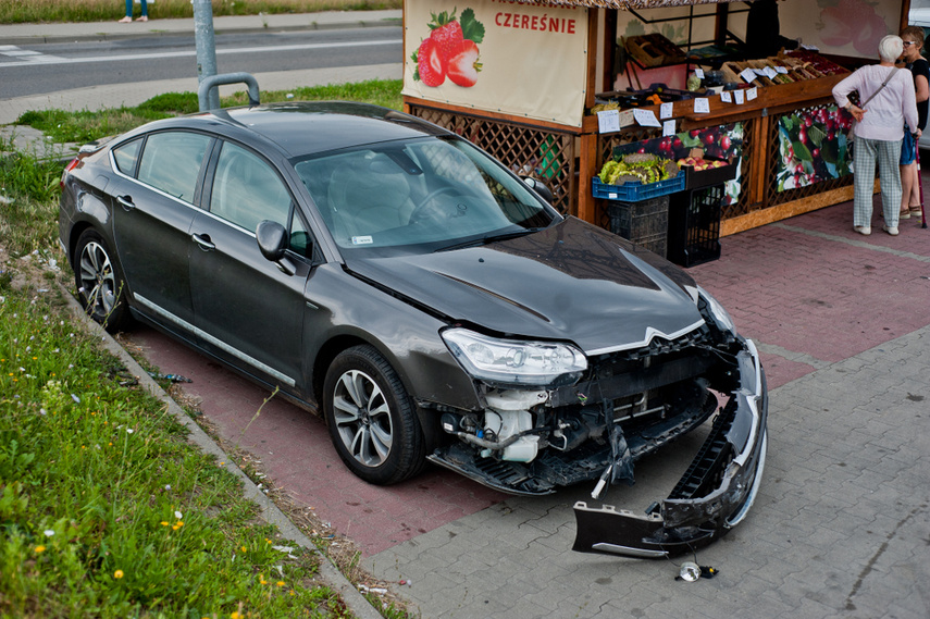 Zderzenie citroena z volvo na ul. Węgrowskiej zdjęcie nr 245022