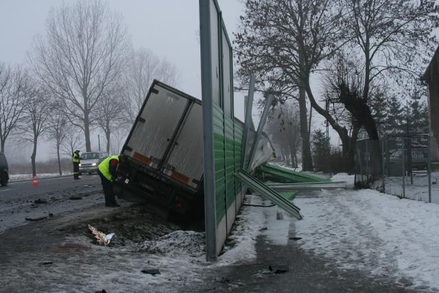 TIR zderzył się z gimbusem zdjęcie nr 20246