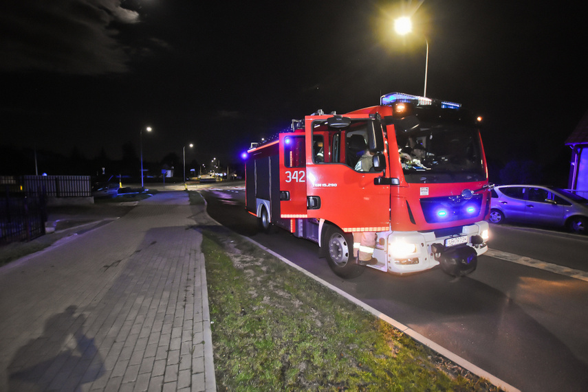 Elbląg Po uderzeniu w lampę, auto stanęło w płomieniach. Kierowca uciekł