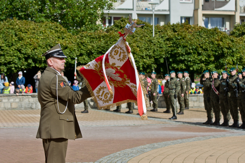 Pułk ze sztandarem zdjęcie nr 248721