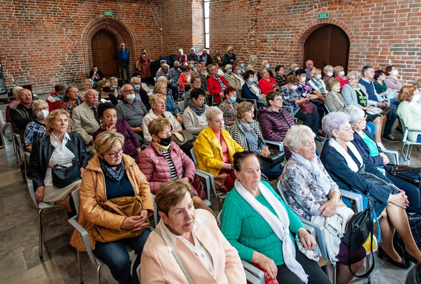 „Dobra wola, chęć działania i serce na dłoni”. Inauguracja w UTWiON zdjęcie nr 249510