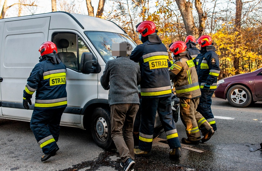 Zderzenie trzech aut w Dąbrowie zdjęcie nr 251275