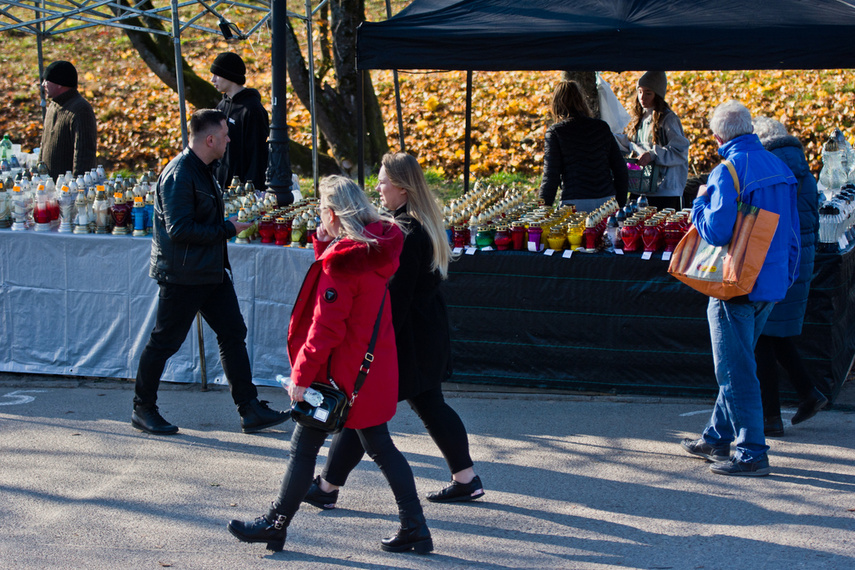 Elblążanie odwiedzają groby bliskich zdjęcie nr 251279