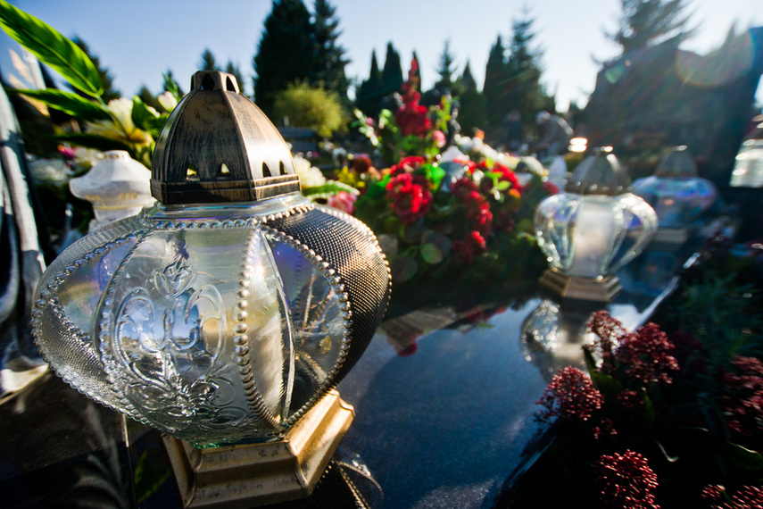 Elblążanie odwiedzają groby bliskich zdjęcie nr 251297