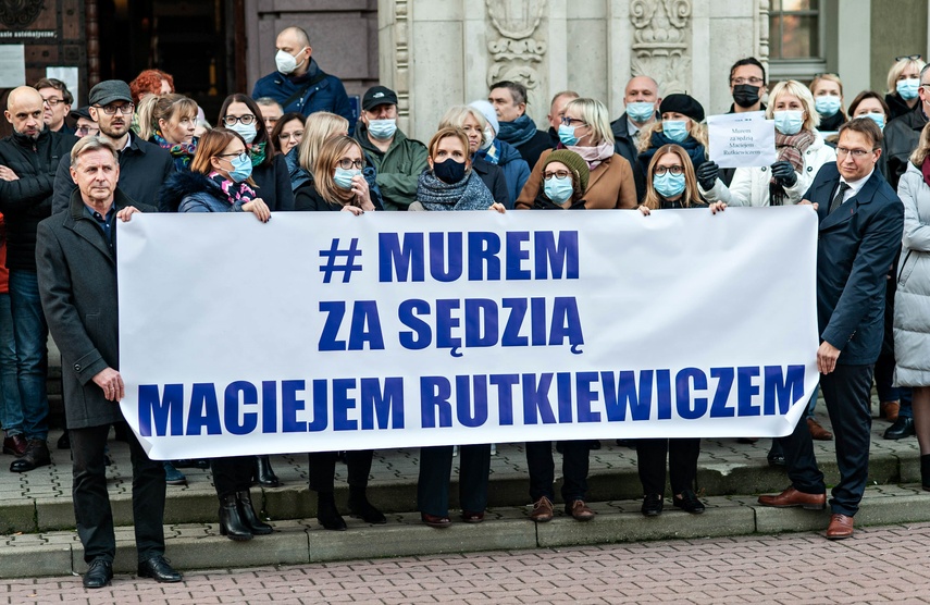 Murem za sędzią Rutkiewiczem zdjęcie nr 251677