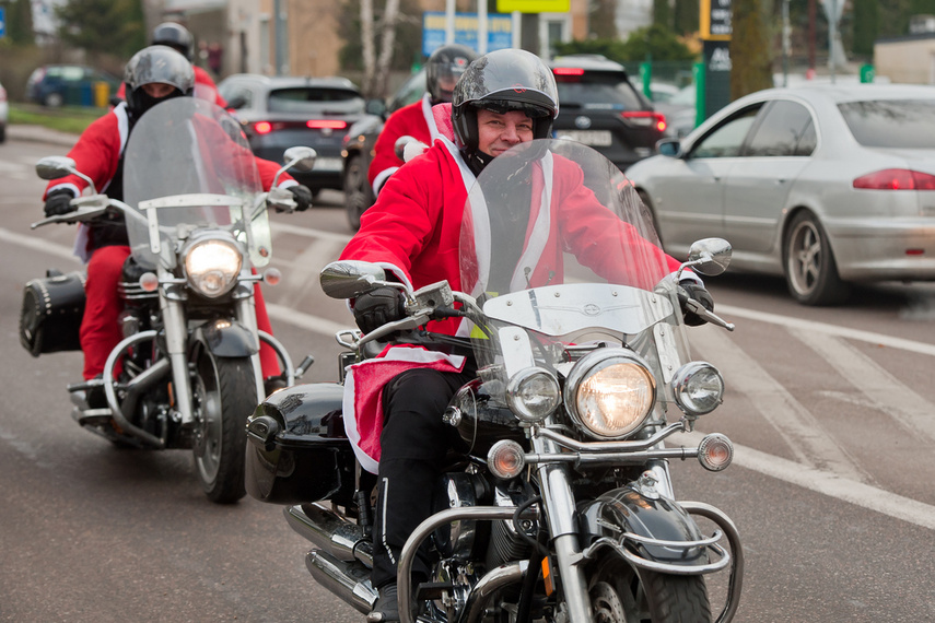 Czerwona kawalkada z prezentami zdjęcie nr 252866