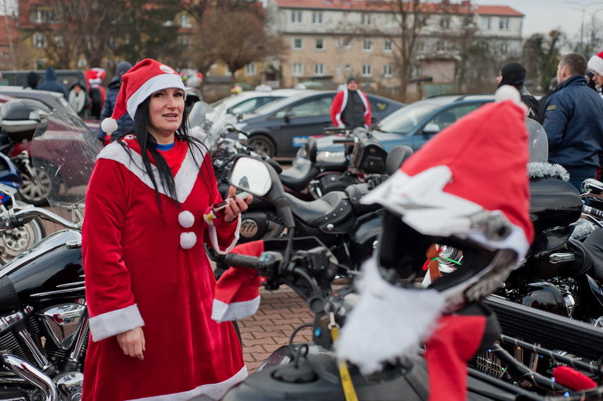 Czerwona kawalkada z prezentami zdjęcie nr 252822