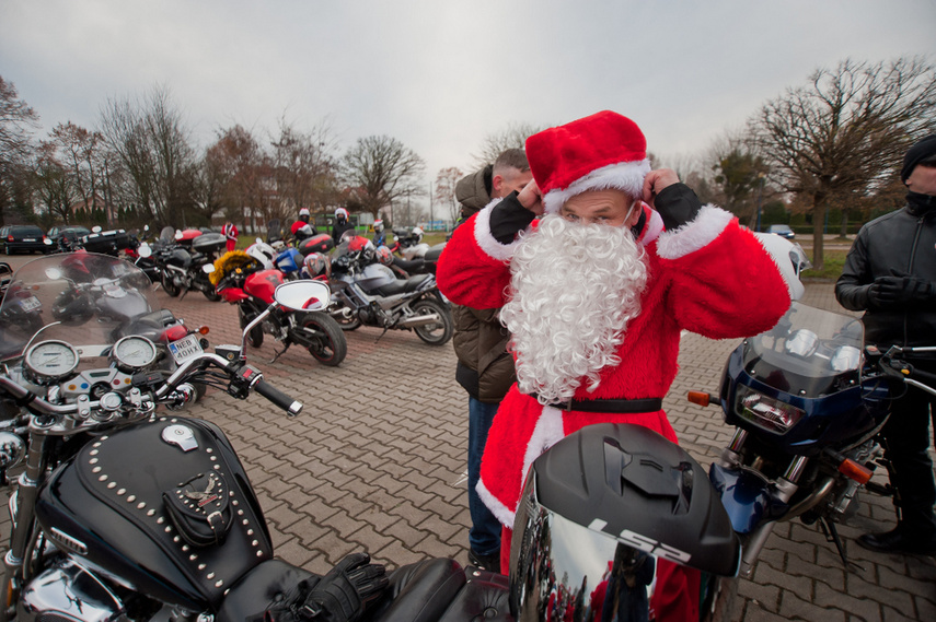 Czerwona kawalkada z prezentami zdjęcie nr 252852