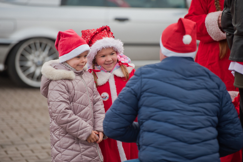 Czerwona kawalkada z prezentami zdjęcie nr 252832