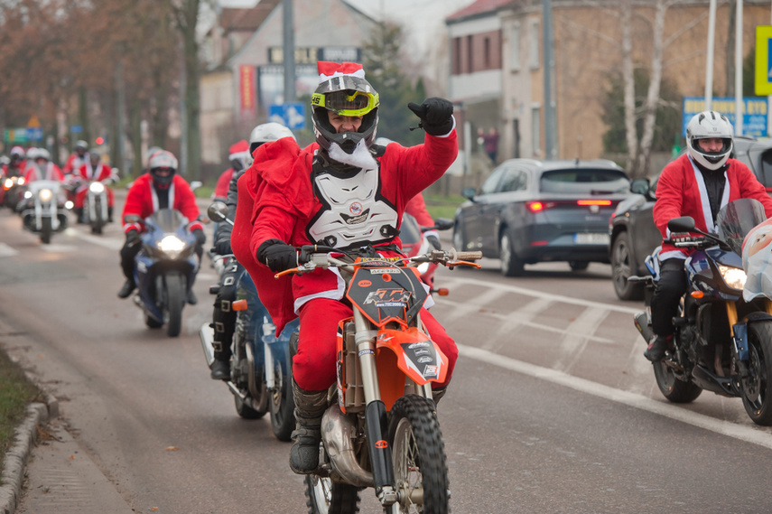 Czerwona kawalkada z prezentami zdjęcie nr 252864