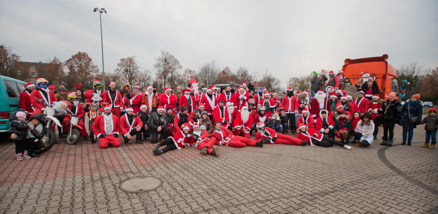 Czerwona kawalkada z prezentami zdjęcie nr 252855