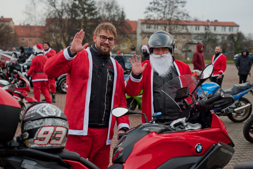 Czerwona kawalkada z prezentami zdjęcie nr 252821