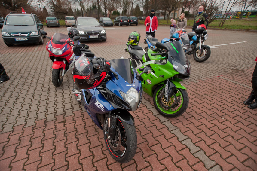 Czerwona kawalkada z prezentami zdjęcie nr 252841