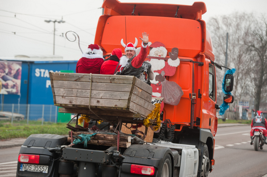 Czerwona kawalkada z prezentami zdjęcie nr 252874