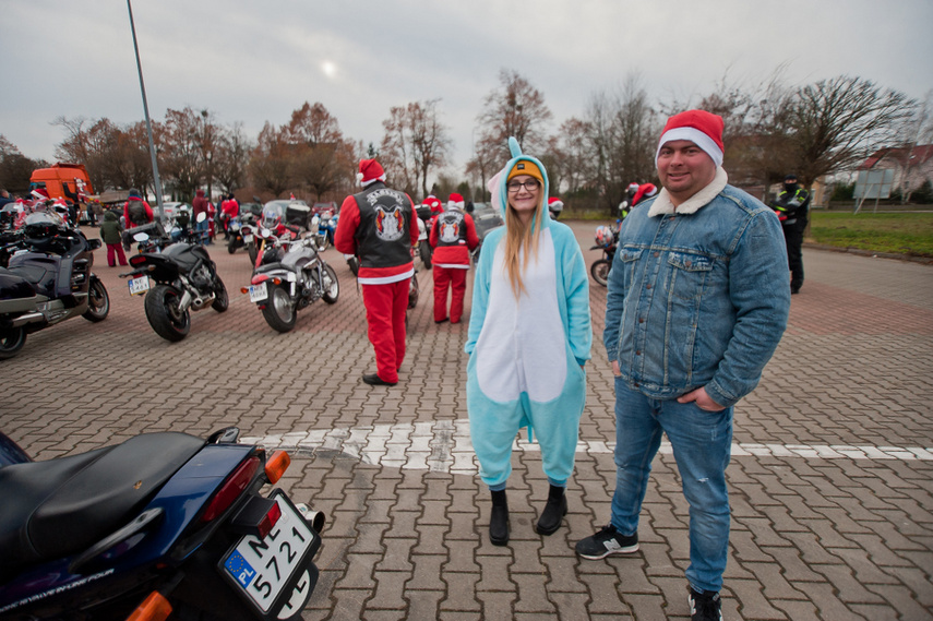 Czerwona kawalkada z prezentami zdjęcie nr 252850