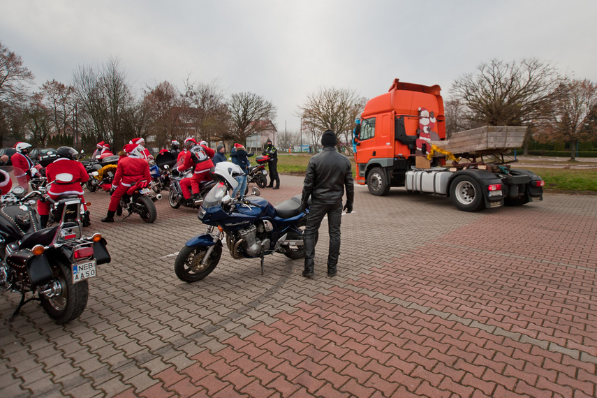 Czerwona kawalkada z prezentami zdjęcie nr 252846