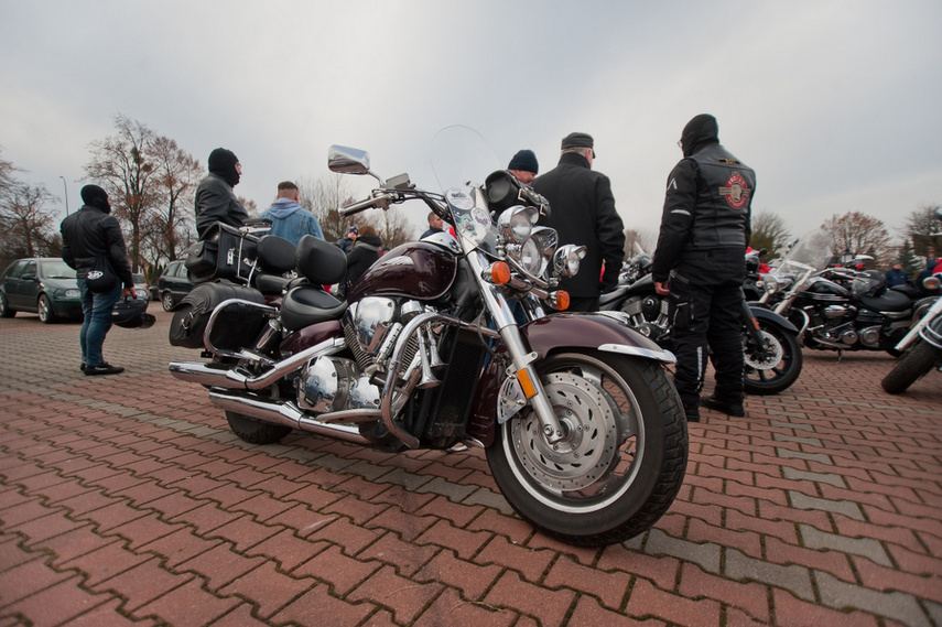 Czerwona kawalkada z prezentami zdjęcie nr 252836