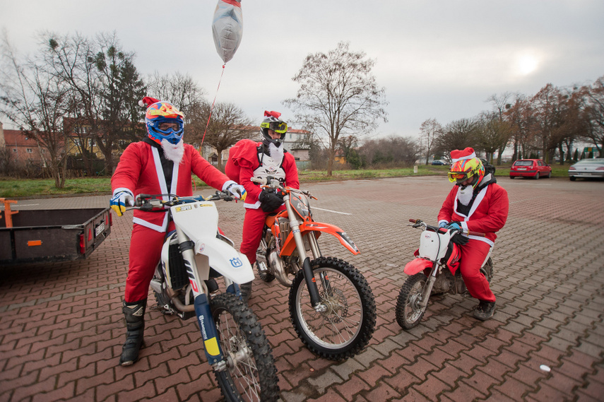 Czerwona kawalkada z prezentami zdjęcie nr 252827