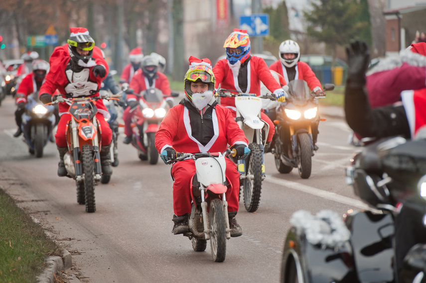 Czerwona kawalkada z prezentami zdjęcie nr 252863