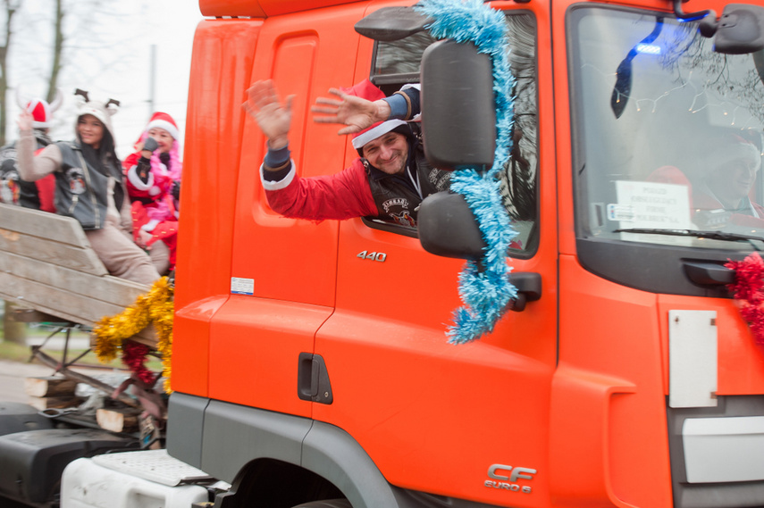 Czerwona kawalkada z prezentami zdjęcie nr 252873