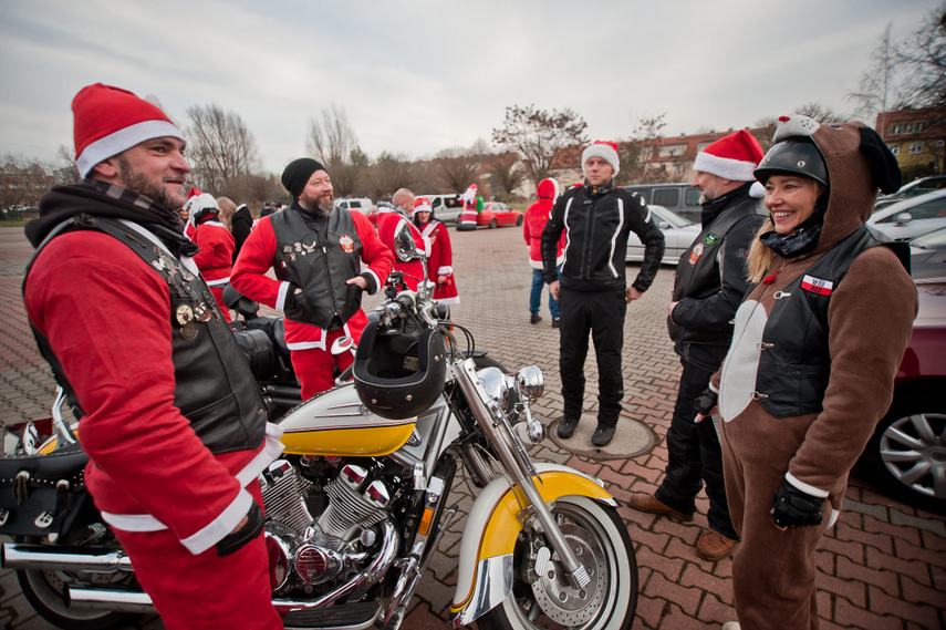 Czerwona kawalkada z prezentami zdjęcie nr 252828