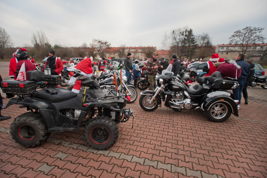 Czerwona kawalkada z prezentami zdjęcie nr 252840