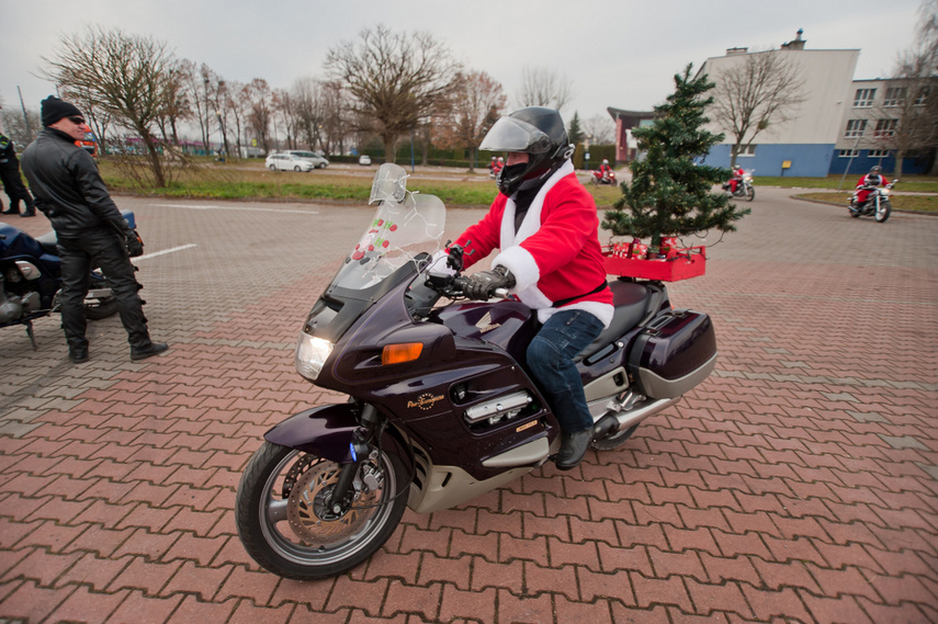 Czerwona kawalkada z prezentami zdjęcie nr 252843