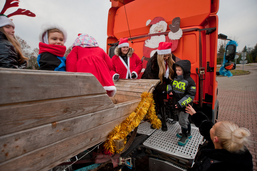 Czerwona kawalkada z prezentami zdjęcie nr 252853