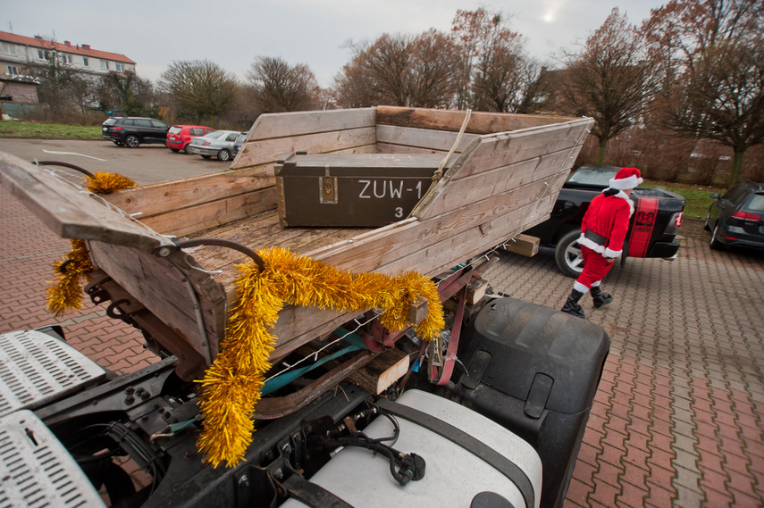 Czerwona kawalkada z prezentami zdjęcie nr 252848