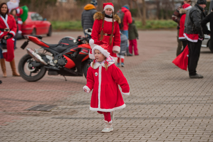 Czerwona kawalkada z prezentami zdjęcie nr 252834